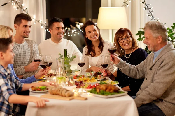 Família feliz jantando em casa — Fotografia de Stock