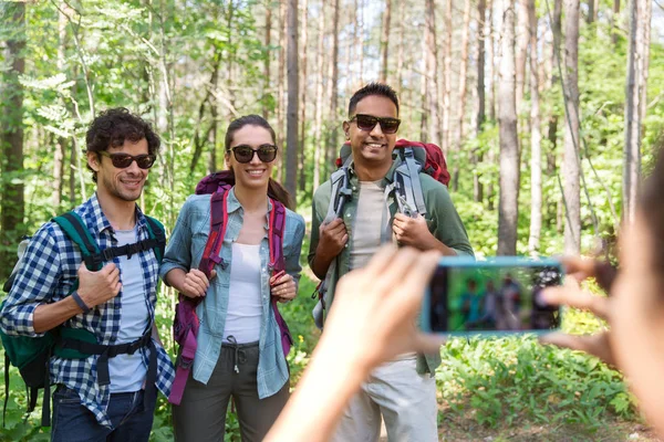 Friends with backpacks being photographed on hike — Stock Photo, Image