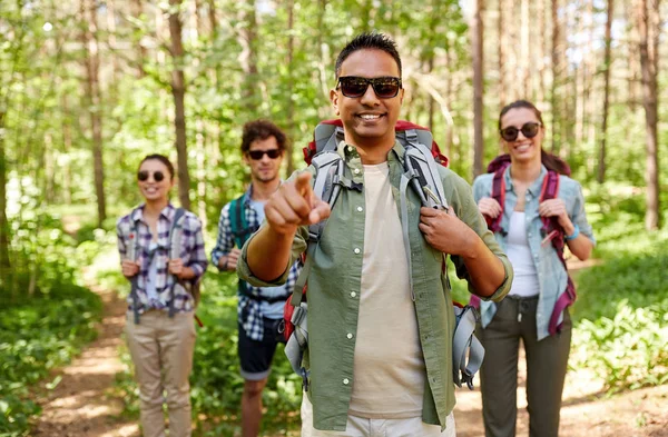 Friends with backpacks on hike in forest — Stock Photo, Image
