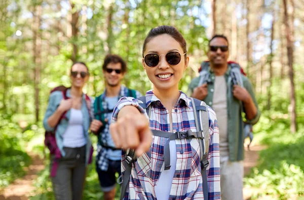 Vänner med ryggsäckar på vandring i skogen — Stockfoto