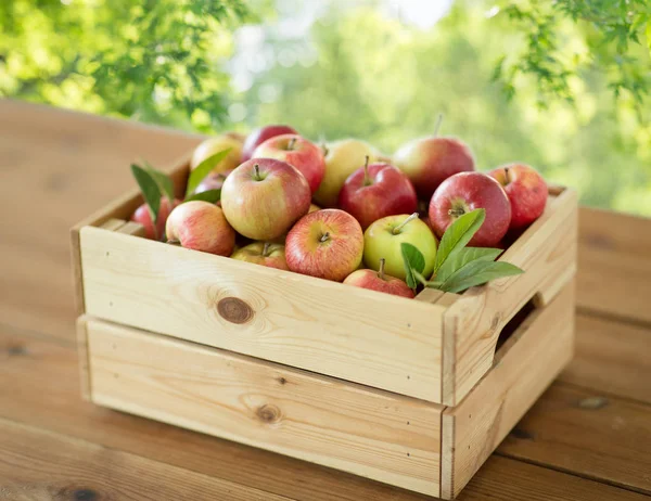 Ripe apples in wooden box on table — Stock Photo, Image