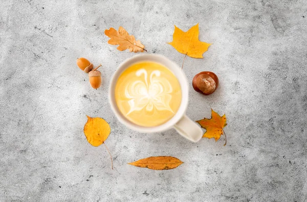 Filiżanka kawy, jesienne liście, żołędzie i kasztan — Zdjęcie stockowe