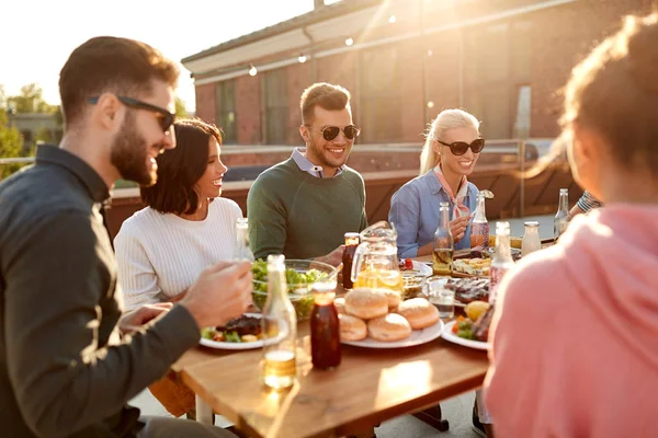 Freunde beim Abendessen oder bei einer Grillparty auf dem Dach — Stockfoto