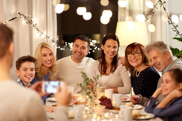 Familj med tebjuden och fotografering hemma — Stockfoto