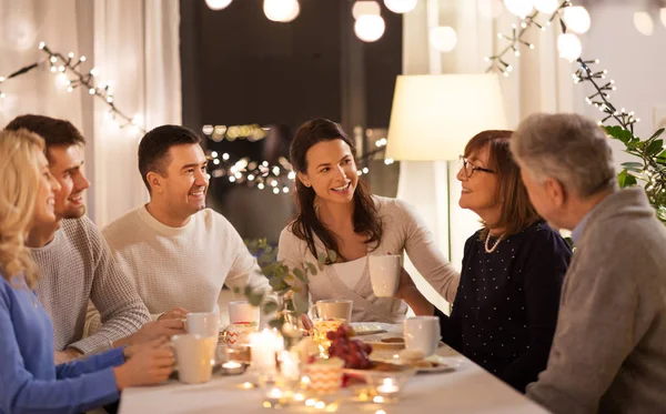 Família feliz ter festa de chá em casa — Fotografia de Stock