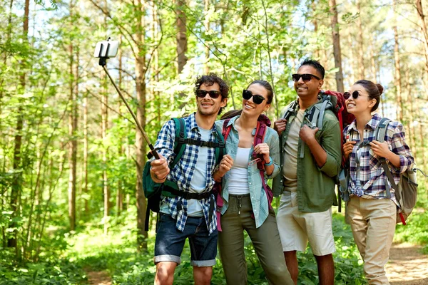 Vänner med ryggsäckar vandring och ta selfie — Stockfoto