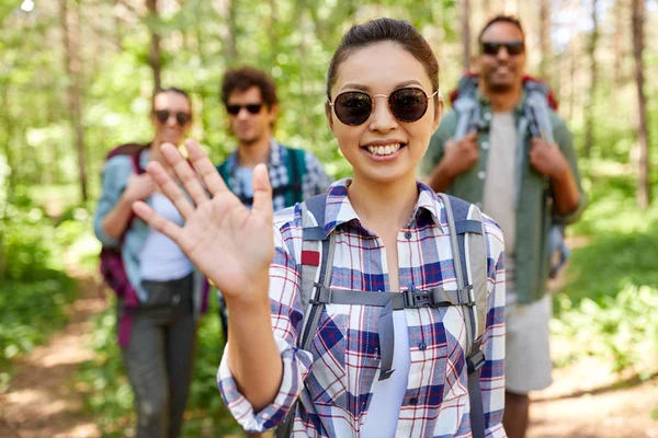 Amigos com mochilas em caminhada na floresta — Fotografia de Stock