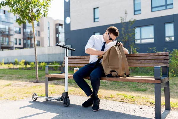 Biznesmen z torbą, skuterem i kawą w mieście — Zdjęcie stockowe
