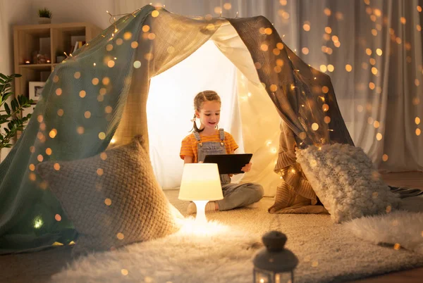 Kislány gyerek sátor otthon tábla-PC — Stock Fotó