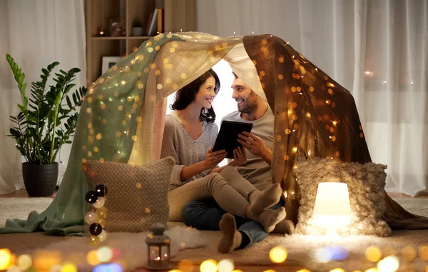 Coppia felice con tablet pc in tenda per bambini a casa — Foto Stock