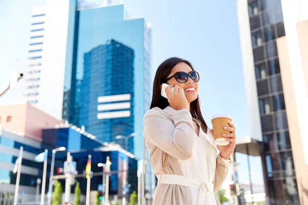 Sorrindo asiático mulher chamando no smartphone na cidade — Fotografia de Stock