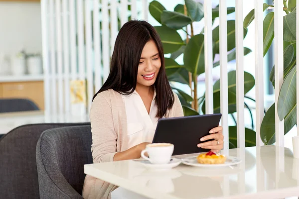 亚洲妇女与平板电脑在咖啡馆或咖啡店 — 图库照片