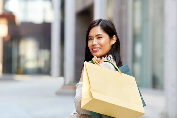 Donna asiatica con shopping bags in città — Foto Stock