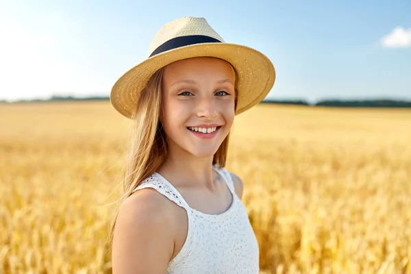 Portré egy szalmakalapos lányról nyáron a pályán — Stock Fotó