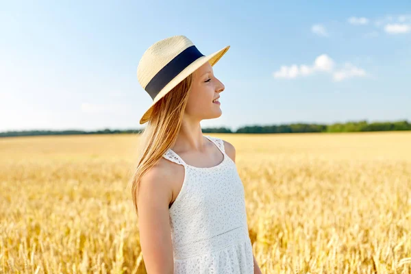 Retrato de niña en sombrero de paja en el campo en verano — Foto de Stock