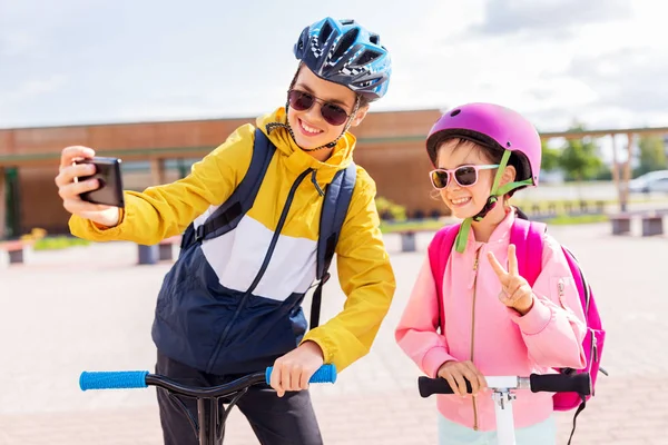 Szczęśliwy szkoła dzieci z skutery biorąc selfie — Zdjęcie stockowe