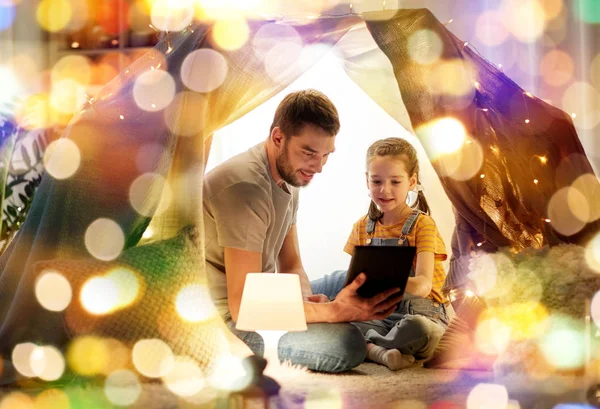 Familia con tablet pc en tienda de campaña para niños en casa —  Fotos de Stock