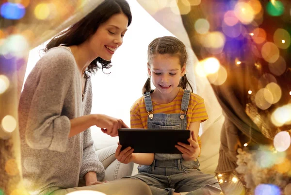 Famiglia con tablet pc in tenda per bambini a casa — Foto Stock