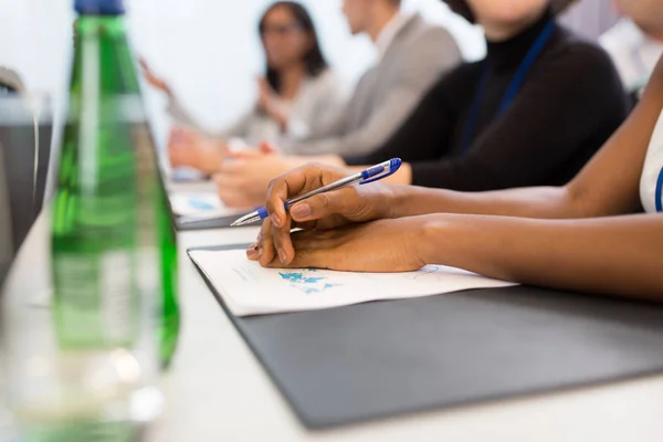 Manos de la mujer de negocios en la conferencia de negocios —  Fotos de Stock