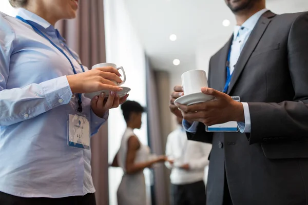 Gente de negocios con insignias de conferencia y café —  Fotos de Stock