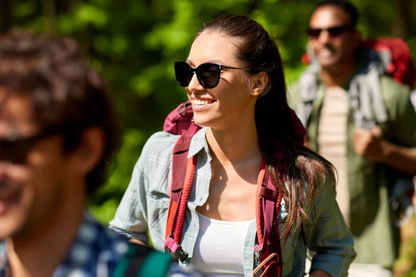 Groep vrienden met rugzakken wandelen in het bos — Stockfoto