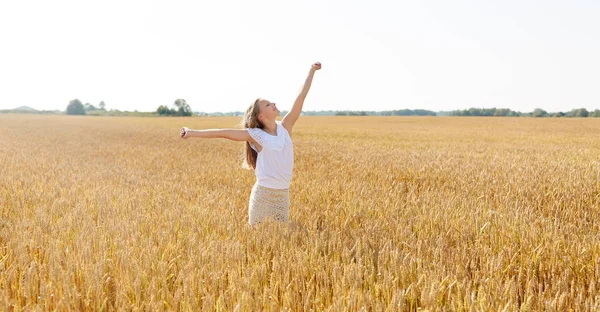 Feliz joven sonriente en el campo de cereales en verano —  Fotos de Stock