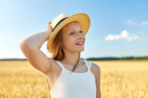 Retrato de niña en sombrero de paja en el campo en verano —  Fotos de Stock