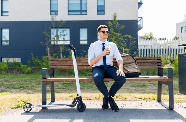 Homem de negócios com scooter bebendo smoothie na cidade — Fotografia de Stock
