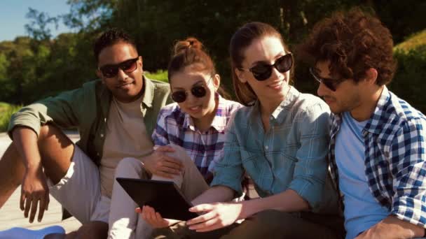 Amigos con tablet pc en terraza de madera en verano — Vídeo de stock