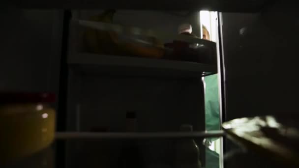 Uomo che prende il succo dal frigorifero a casa cucina — Video Stock