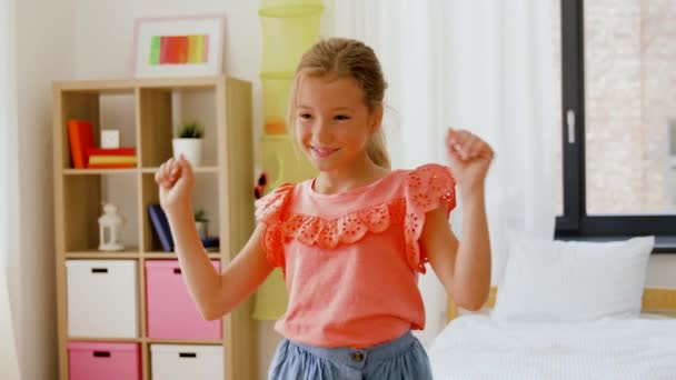 Feliz niña bailando en su habitación en casa — Vídeo de stock