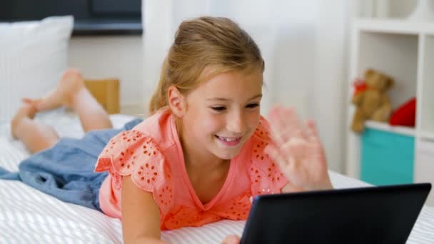 Chica que tiene llamada en la tableta de la computadora en casa — Vídeo de stock