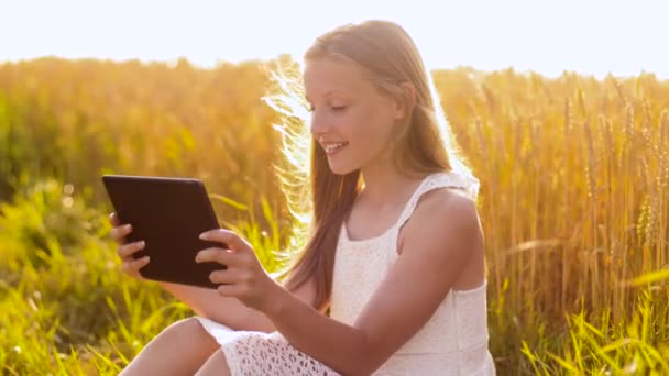 Feliz con la tableta en el campo de cereales — Vídeos de Stock