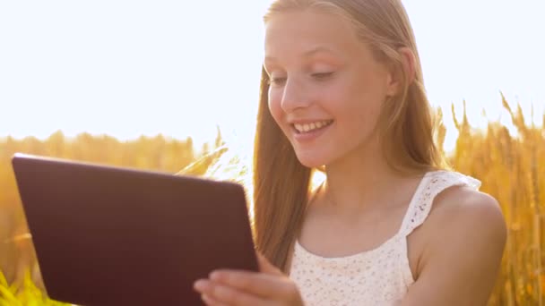 Задоволений планшетним комп'ютером на зерновому полі — стокове відео