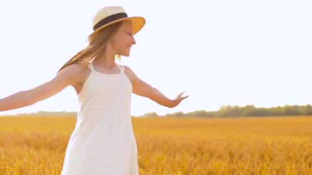 Happy girl in straw hat on cereal field in summer — Stock Video