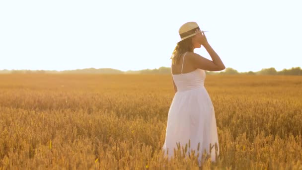 Femme en chapeau de paille sur champ de céréales en été — Video