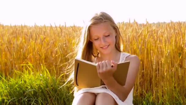 Χαμογελαστή κοπέλα που γράφει στο ημερολόγιο στο πεδίο των δημητριακών — Αρχείο Βίντεο
