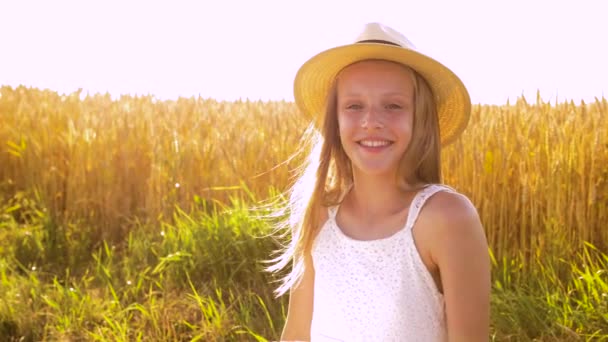 Porträtt av flicka i halmhatt på fältet på sommaren — Stockvideo