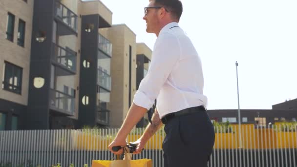 Homem de negócios com takeaway almoço equitação scooter — Vídeo de Stock