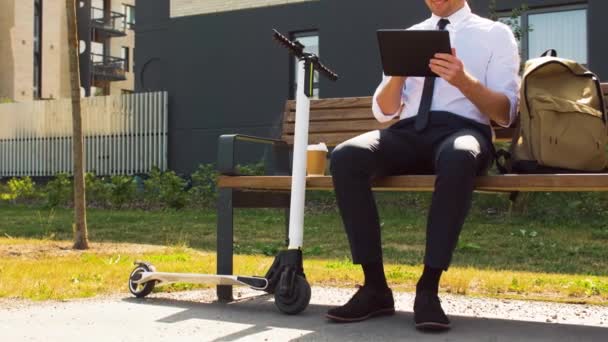 Hombre de negocios con tablet, bolso y scooter — Vídeo de stock