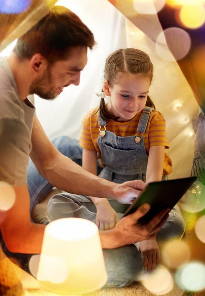 Familie med tablet pc i kids telt derhjemme - Stock-foto