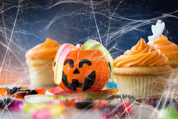 Fiesta de halloween cupcakes y caramelos en la mesa — Foto de Stock