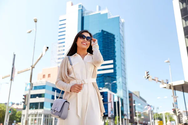 快乐微笑的年轻女子，在城市的街道上 — 图库照片