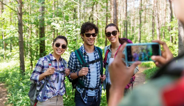 Amigos com mochilas sendo fotografadas em caminhada — Fotografia de Stock