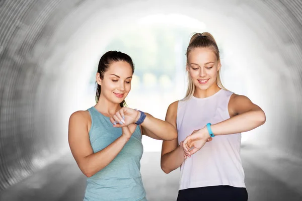 Donne o amiche con fitness tracker — Foto Stock