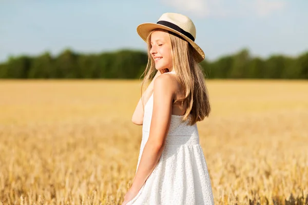 Portret van meisje in stro hoed op het veld in de zomer — Stockfoto