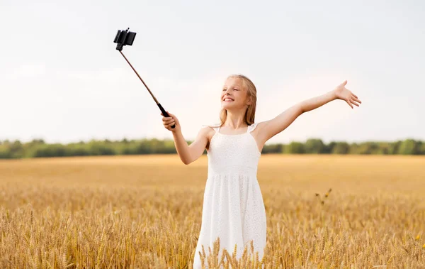 Jovem feliz tirando selfie por smartphone — Fotografia de Stock