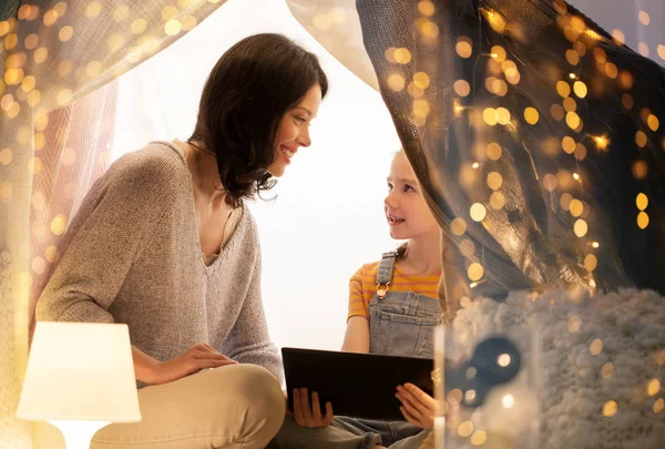 Familie med tablet pc i kids telt derhjemme - Stock-foto