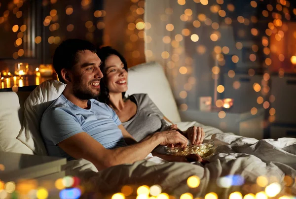 Couple with popcorn watching tv at night at home — Stock Photo, Image