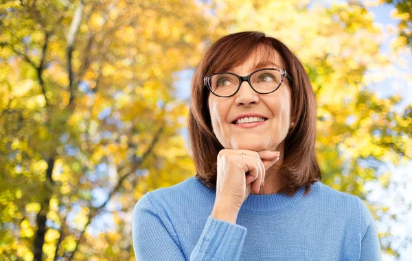 Portrait de femme âgée en lunettes rêvant — Photo